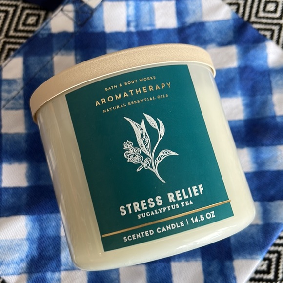 Bath & Bodywork’s stress relief candle with gift bag - Picture 3 of 6